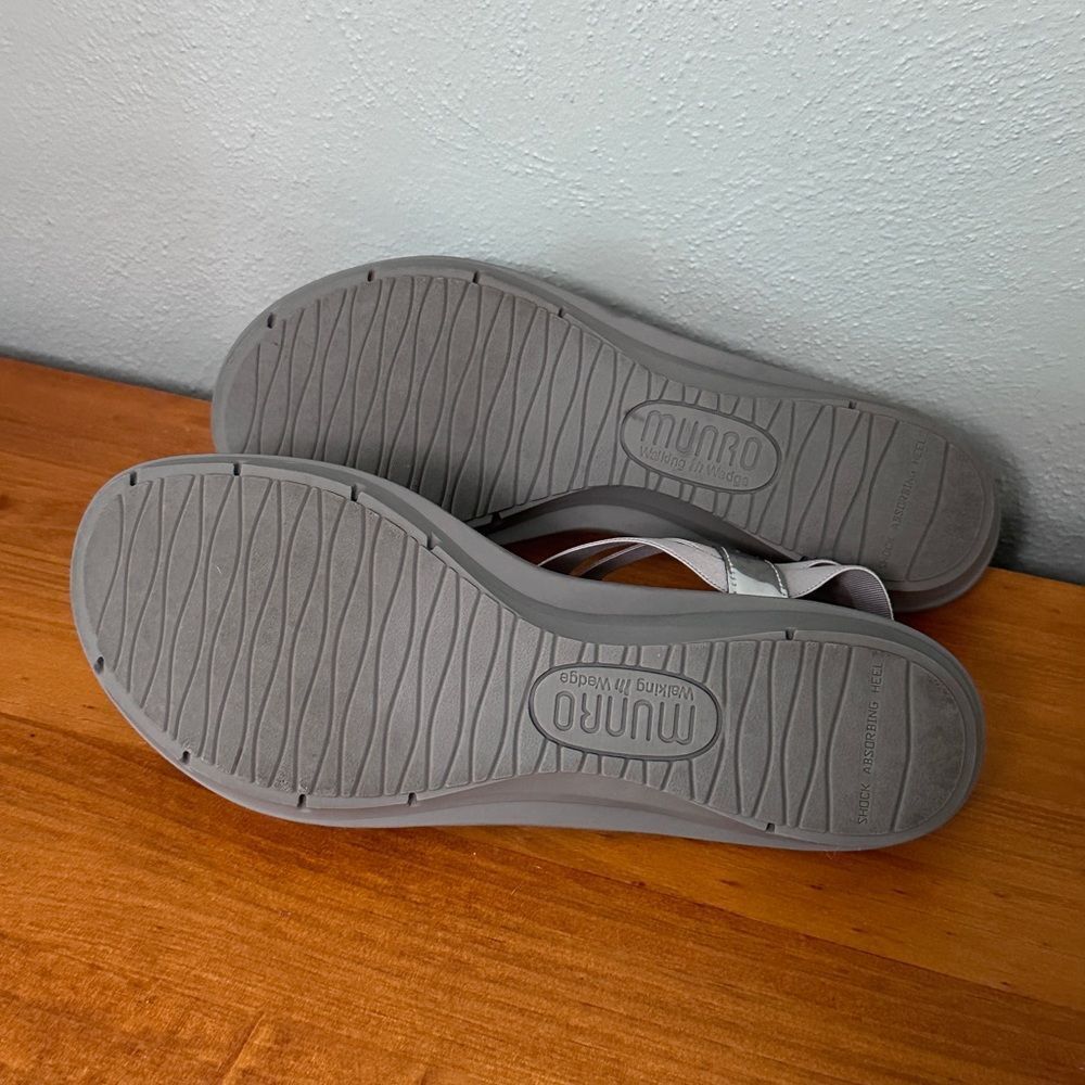 Women’s MUNRO silver leather flat sandals Size 7 - Picture 7 of 8